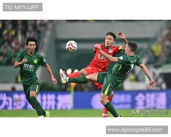 足球赛场上辱骂裁判现象严重引发讨论如何维护比赛公正与尊重